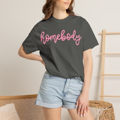 Homebody Graphic TEE | Daisie & Co.